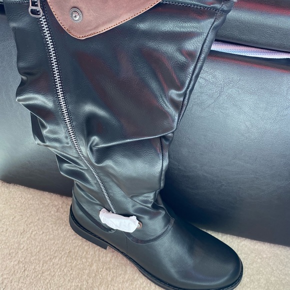 Faux fur lined boots with a regular 1/2 inch heal. - Picture 6 of 7